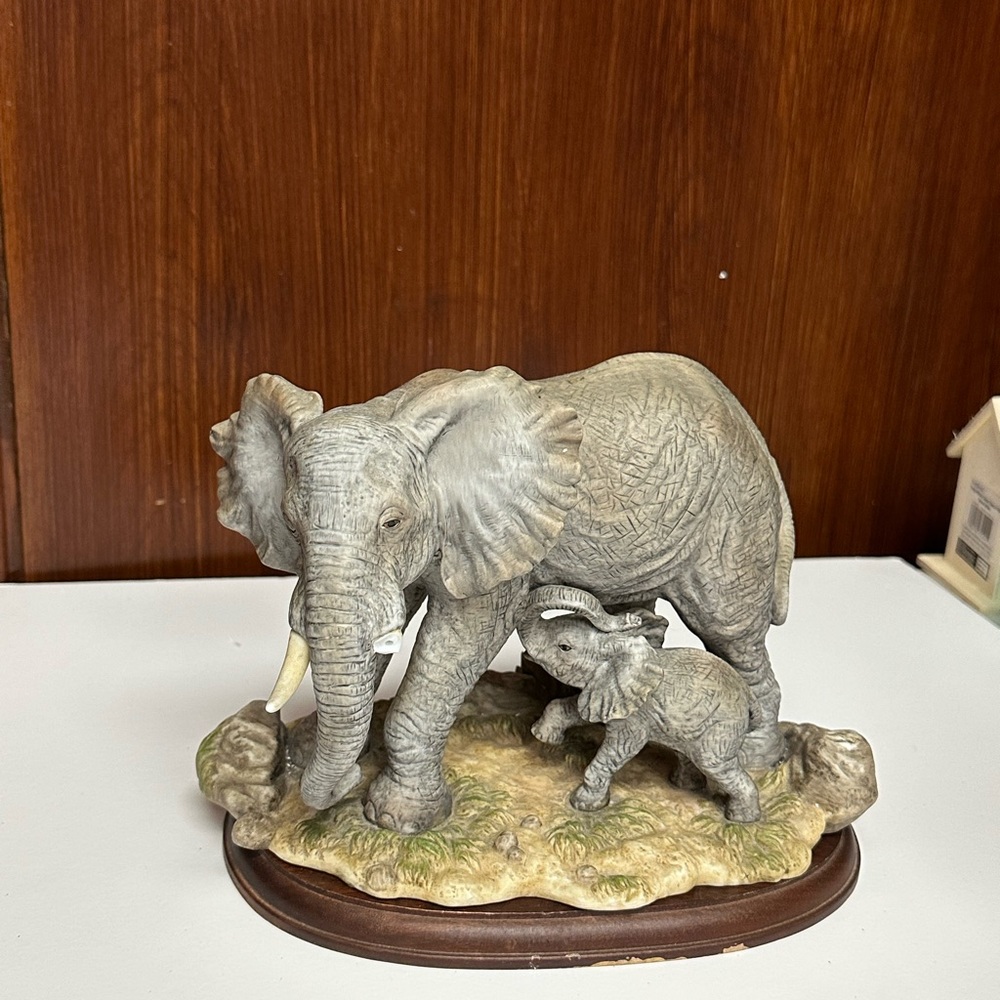 Home interiors Masterpiece porcelain Endangered Species Elephant with Baby